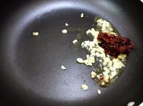 加入一勺郫县豆瓣酱