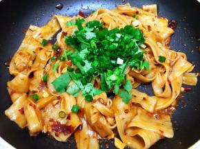 关火，撒上小葱和香菜段翻炒均匀即可