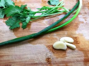 小葱，香菜，大蒜洗净