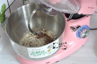 最后加入三色藜麦，启动3档揉成团。