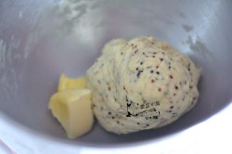 加入黄油后，揉至出膜。