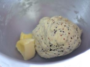 加入黄油后，揉至出膜。