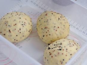 面团分割成三份。