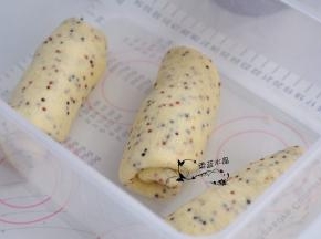 擀卷两次，中间面团要松弛10分钟。