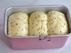 发至8分满，表面刷上蛋液。