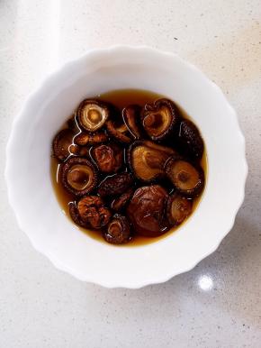 香菇洗净，泡发备用