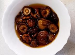 香菇洗净，泡发备用