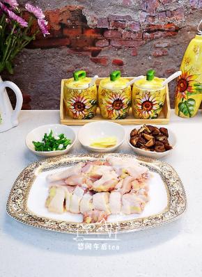 鸡砍件，加入少许胡椒粉、盐、玉米淀粉、香油拌匀腌制半小时