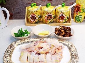 鸡砍件，加入少许胡椒粉、盐、玉米淀粉、香油拌匀腌制半小时