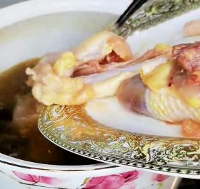 放入鸡块，大火烧开，马上转成最小火加盖4分钟