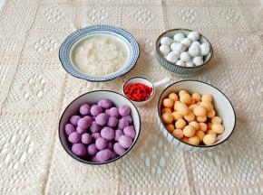 准备彩色芋圆，每次都喜欢多做一点放冰箱冷冻，想吃时就方便多了。
