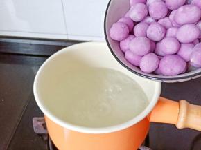 锅里放适量的清水烧开，加入紫薯芋圆。