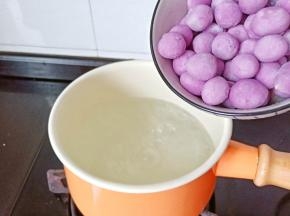 锅里放适量的清水烧开，加入紫薯芋圆。