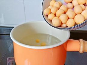 红薯芋圆与原味芋圆一并放进锅里。