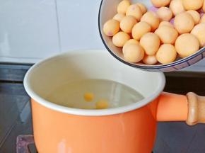 红薯芋圆与原味芋圆一并放进锅里。