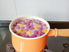 开大火将芋圆煮开。