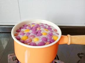 开大火将芋圆煮开。