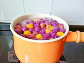 期间芋圆浮起可以点一次清水，保证另外一起熟透。