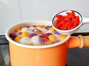 当然枸杞也要加一点的，不仅颜色漂亮，味道也棒棒哒！