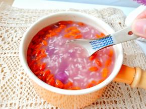 用勺子顺着一个方向搅拌冰糖化开。