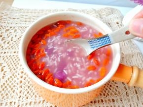 用勺子顺着一个方向搅拌冰糖化开。