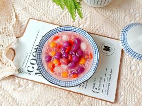 加了酒酿煮好的芋圆汤汁变成了淡粉色，酸酸甜甜的口感冷藏后味道更佳！