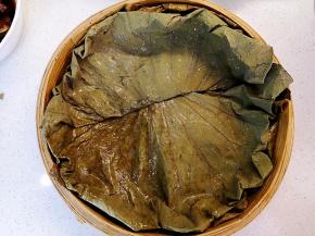蒸笼上把荷叶铺好