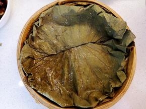 蒸笼上把荷叶铺好