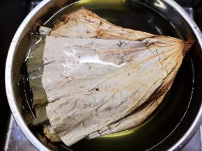 荷叶用开水浸泡刷干净