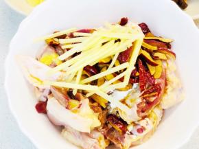 将所有材料混合在一起，加入适量的盐、一勺蚝油、少许胡椒粉、适量麻油、适量玉米淀粉拌匀