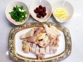 鸡切块，红枣切丝