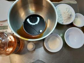 准备好全部的食材，称重备用。