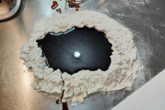 在天窗内倒入拌好的糖浆液体。