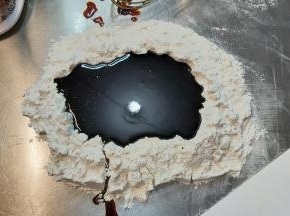 在天窗内倒入拌好的糖浆液体。