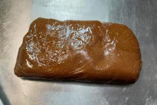 用刮板把面粉跟液体切拌几下，然后用手反复折压成一块面团，放入冰箱冷藏松弛2小时以上。