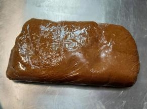 用刮板把面粉跟液体切拌几下，然后用手反复折压成一块面团，放入冰箱冷藏松弛2小时以上。