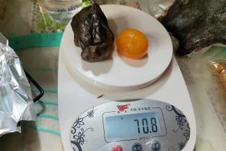 取出豆沙馅，简单的把豆沙馅搓匀，搓好的豆沙颜色会暗一点点，然后把蛋黄跟豆沙一起称重70g一份。