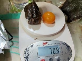 取出豆沙馅，简单的把豆沙馅搓匀，搓好的豆沙颜色会暗一点点，然后把蛋黄跟豆沙一起称重70g一份。