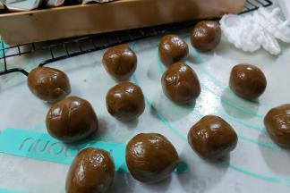 皮需要提前从冰箱取出回温，分团，25g一个。