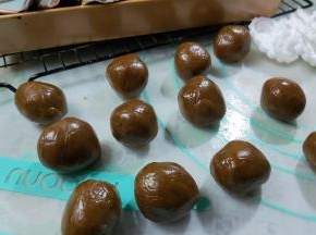 皮需要提前从冰箱取出回温，分团，25g一个。