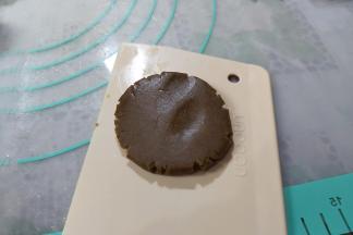 把皮搓成圆球状，用刮板压扁。