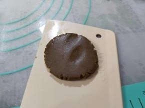 把皮搓成圆球状，用刮板压扁。