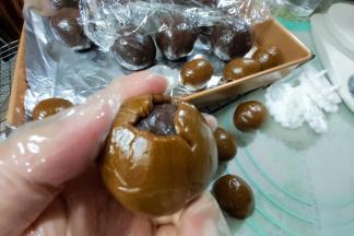 然后包入馅料，慢慢的轻轻的推皮，一点点包满馅料，成为一个圆球。