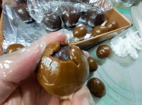 然后包入馅料，慢慢的轻轻的推皮，一点点包满馅料，成为一个圆球。