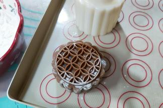 模具直接在烤盘上套住圆球，速度大力的按压2-3下，抬起模具，一块月饼就完成了。