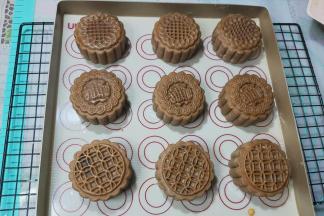 然后再次放入180预热好的烤箱，烤制10-12分钟，取出放凉，等待回油，即可食用。