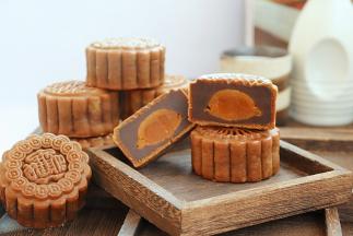 黑糖豆沙蛋黄月饼成品图