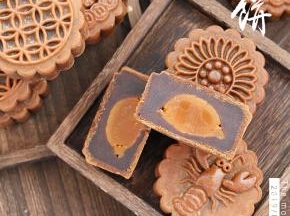 黑糖豆沙蛋黄月饼成品图