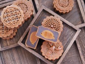 黑糖豆沙蛋黄月饼成品图