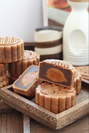 黑糖豆沙蛋黄月饼成品图